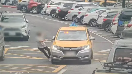 傻眼！三寶過馬路東張西望　下一秒「自撞」小黃被噴飛