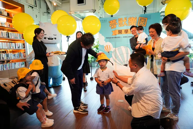 承億夢獸樂園為首屆入園孩童準備全套制服，承億集團創辦人戴俊郎董事長出席開園典禮。承億提供