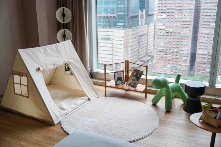 承億酒店親子客房，內有帳篷繪本及遊具。承億提供