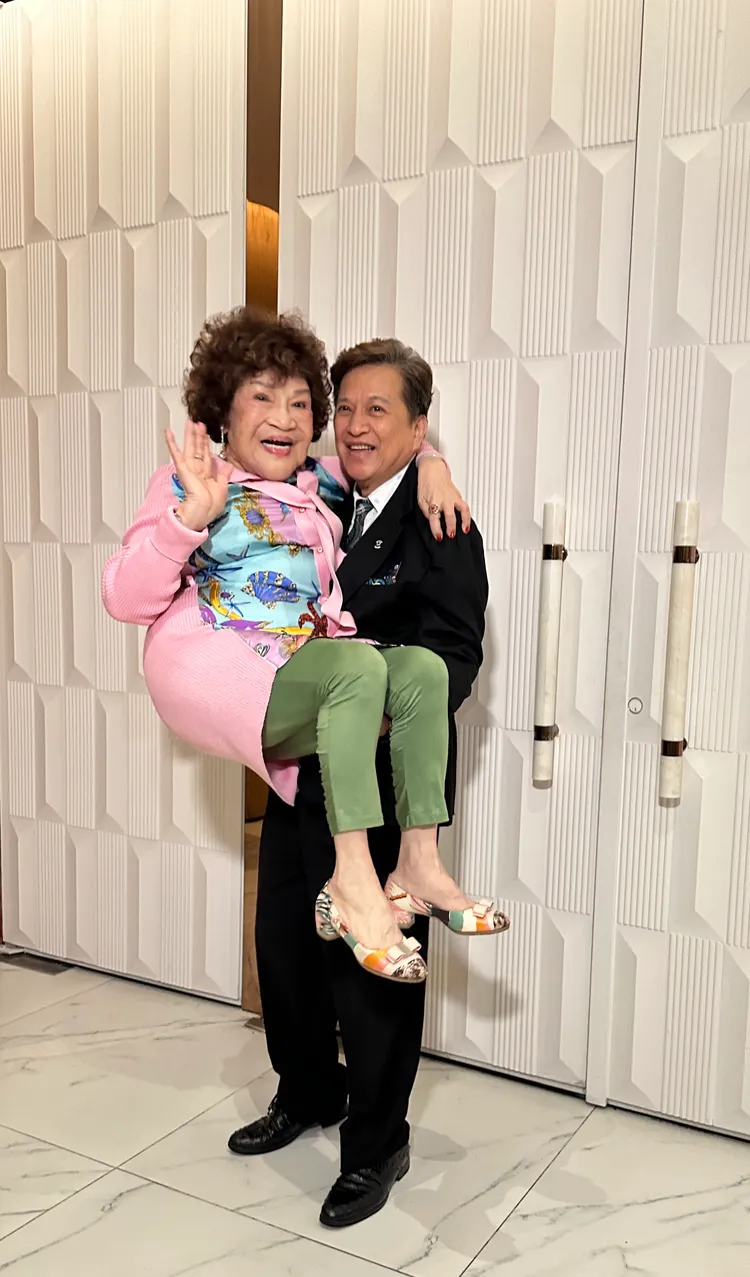 李朝永（右）老當益壯公主抱周遊不成問題，認了晚上仍有開機。黃盈容攝