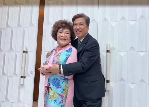 周遊年輕時險遭導演硬上 曝3特徵「兒子也是導演」