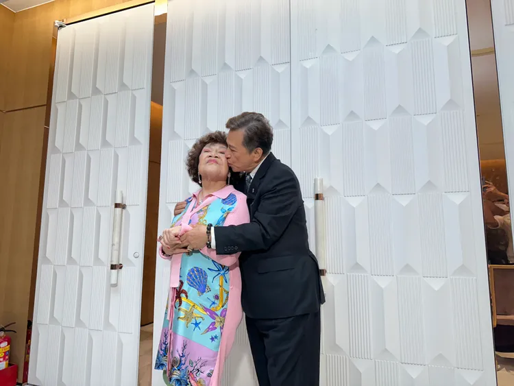 周遊（左）和李朝永放閃。黃盈容攝