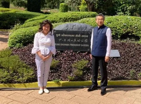 日本駐印度大使鈴木浩與夫人。翻攝推特