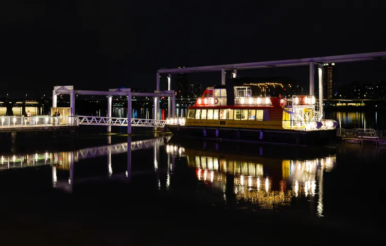 大稻埕在地團隊，設計活動船隻裝飾燈及岸上光環境。觀傳局提供