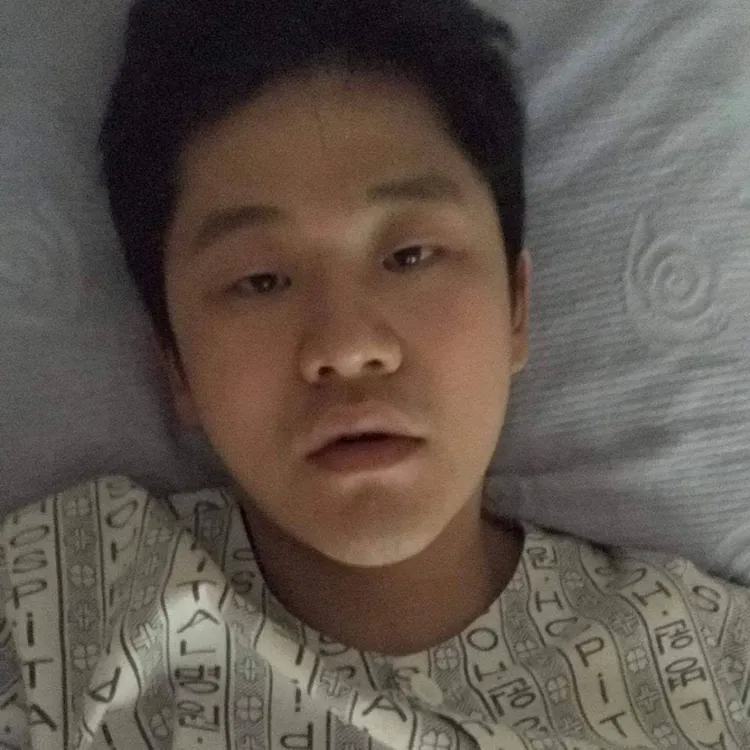崔聖奉以抗癌鬥士形象募款，1年後被踢爆沒有罹癌。翻攝AllKpop