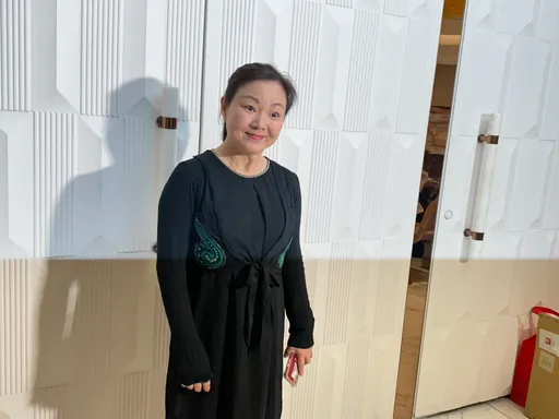 好久不見!曾與張菲爆緋聞 55歲夏禕素顏亮相認了有個「她」