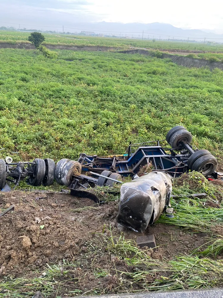 聯結車車身滑落邊坡。讀者提供