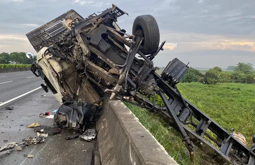 聯結車國1台南後壁段爆胎 驚!車頭掛護欄、車身墜邊坡