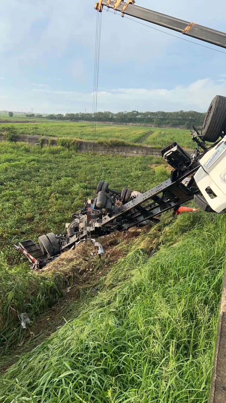 大型拖吊車前往協助吊運。讀者提供