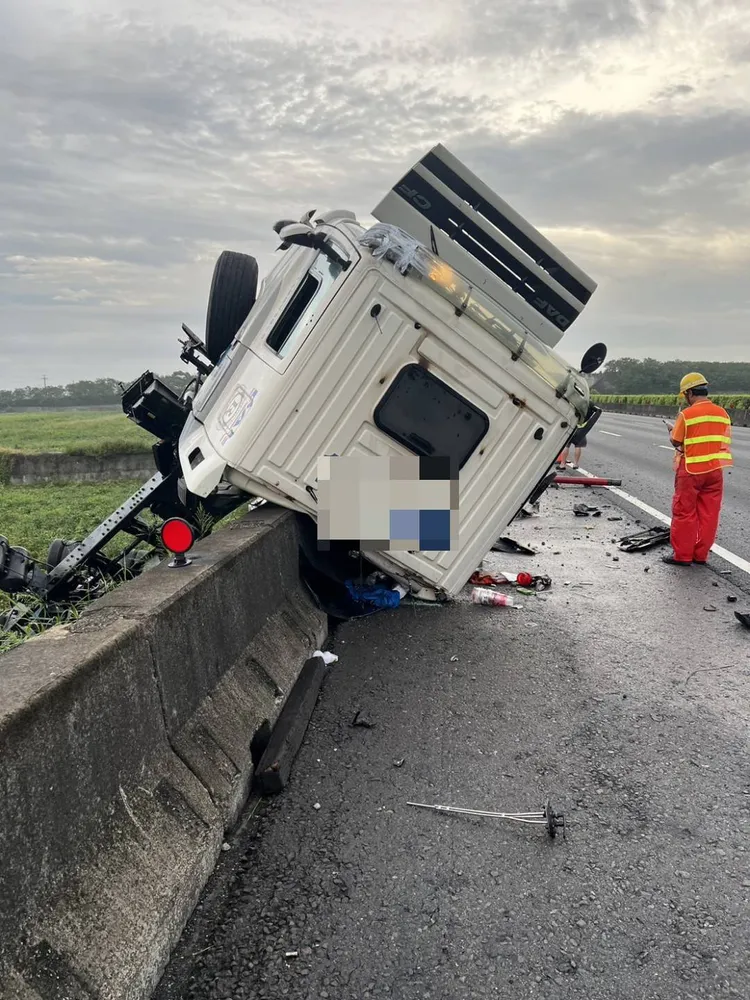 國道警方、工務段人員獲報到場處理。讀者提供
