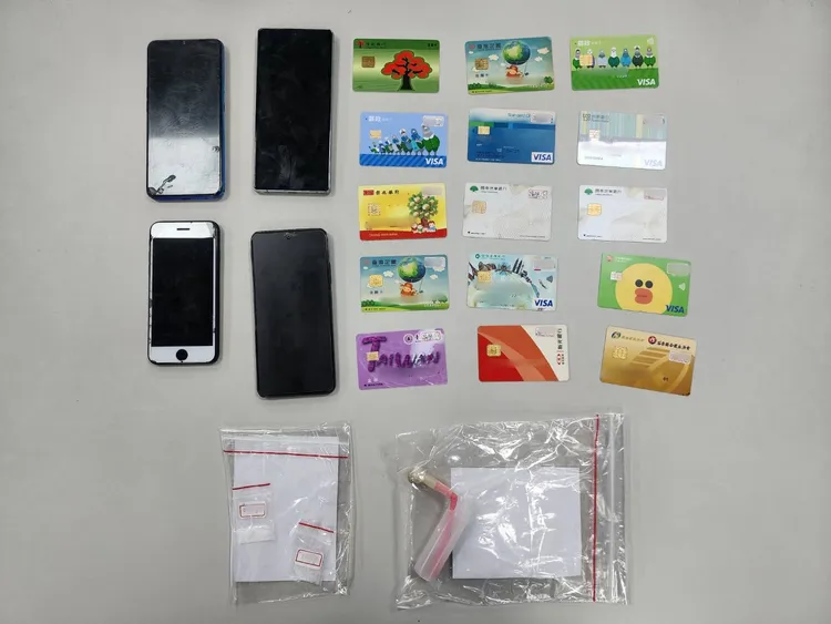 警方起出金融卡等物。中壢警分局提供