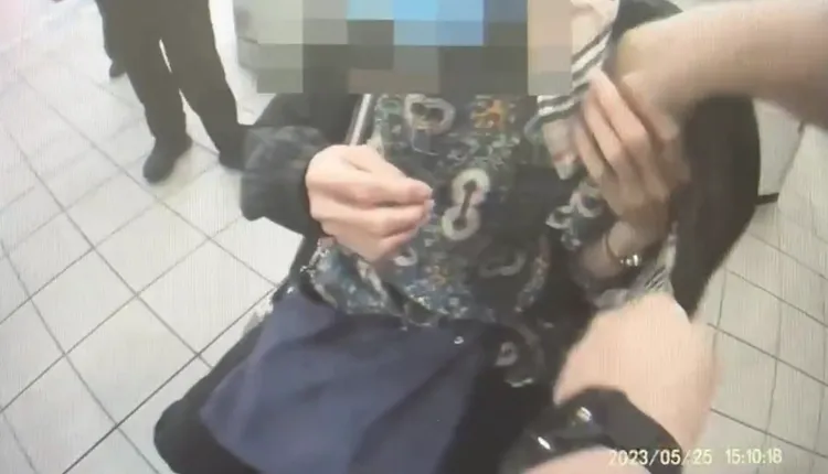 因婦人畏寒警方協助幫其穿衣保暖。翻攝畫面