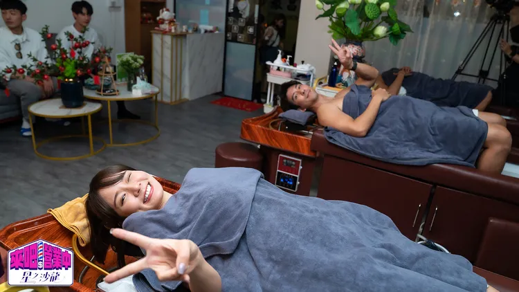 林莎(左起)和修杰楷體驗越式洗頭，大尺度沒穿衣服。TVBS提供