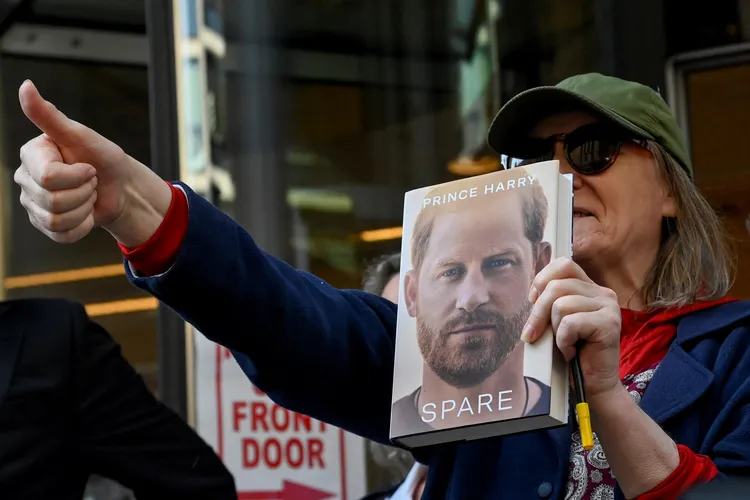 哈利支持者展示他的回憶錄《備胎》（Spare）。路透社