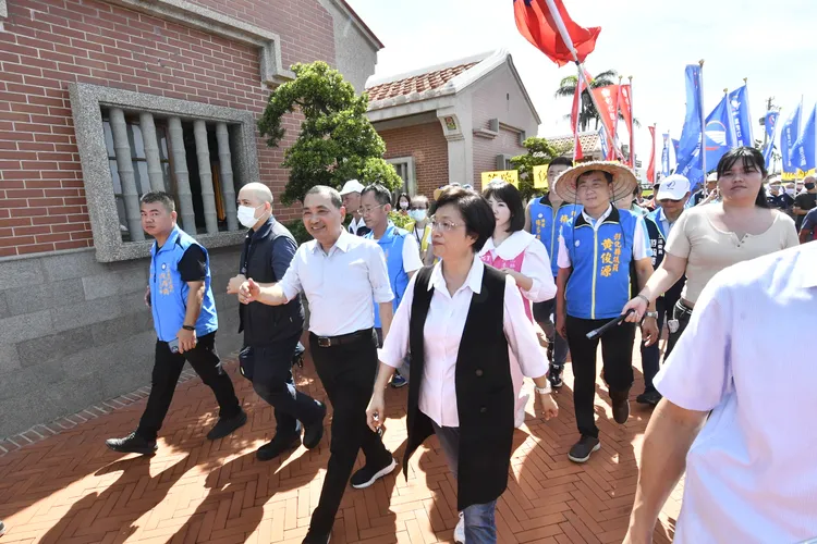 侯友宜在彰化縣長王惠美陪同下到鹿港參訪。民眾提供