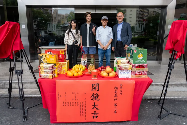 《極島森林2》有金馬剪接師廖慶松（右二）擔任監製，還有米神國際董事長柴智屏（左）加持，以及從主持人晉升為監製的陳柏霖（左二），右為LINE TV執行長Roger。灰魚影像提供