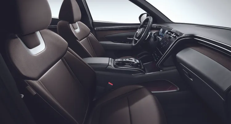 Tucson L Turbo Hybrid搭載車系豪華Two-Tone深棕雙色設計，並配置天橋式中央鞍座、SBW電子線傳排檔。原廠照片
