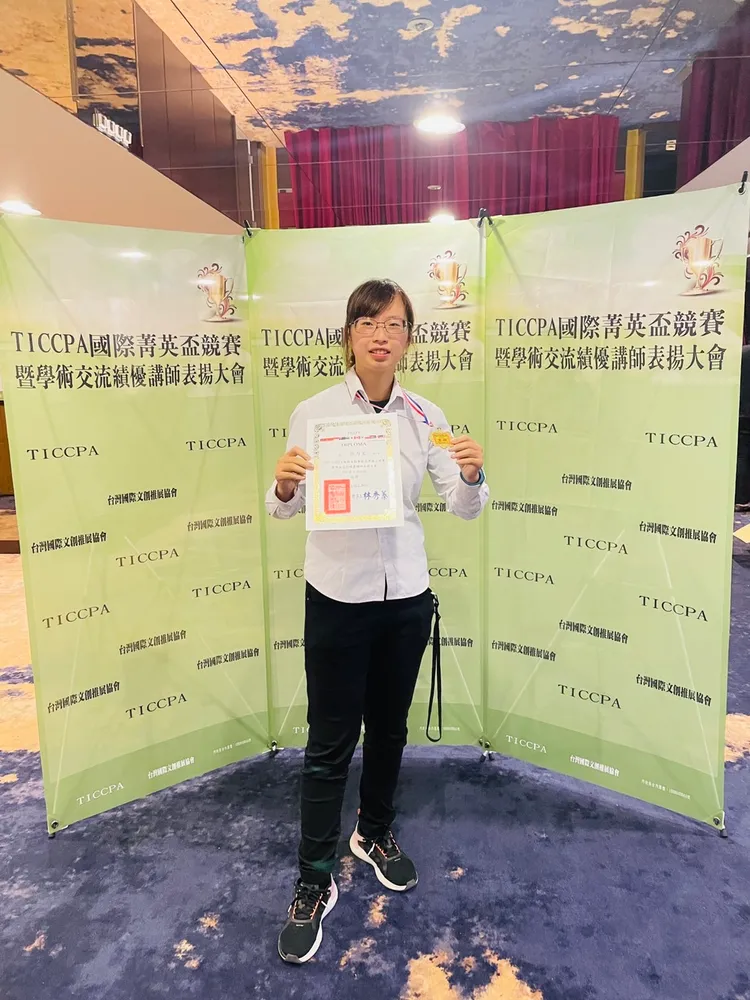 她在2021年又榮獲「 TICCPA國際菁英盃競賽」手沖咖啡組金牌。校方提供