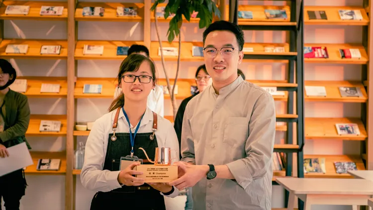 張力文(左)第一次參賽便榮獲2021「說書旅人盃手沖咖啡賽」冠軍。校方提供