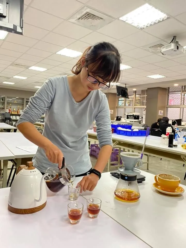 張力文常利用課餘時間練習沖煮咖啡。校方提供