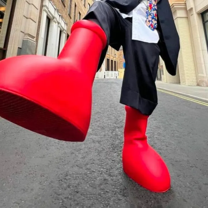 MSCHF曾推出1雙像《原子小金剛》主角會穿的浮誇紅色靴子Big Red Boot，騷動了時尚圈。翻攝 bigredbootsus IG
