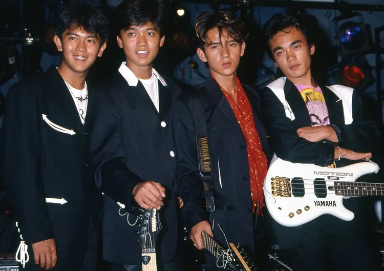 「男鬪呼組」在1988年出道，左起前田耕陽、成田昭次、岡本健一、高橋和也。翻攝《女性SEVEN》