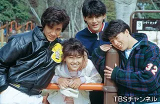 土田一德（右二）曾和中山美穗（左二）演出日劇《毎度おさわがせします2》。翻攝TBS