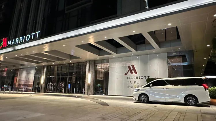 蕭敬騰與老婆Summer的520萬凌志LM300h就停在萬豪酒店大門口待命。特勤中心攝