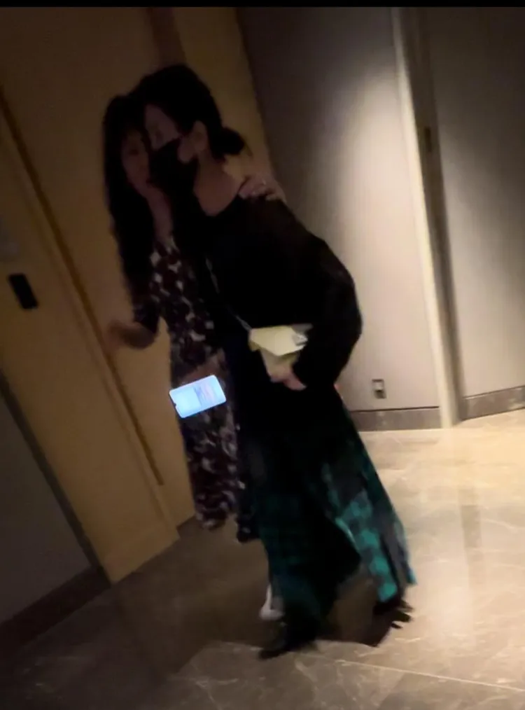 賈靜雯喝很醉，說話都不清楚需要友人攙扶，修杰楷等賈靜雯上廁所。特勤中心攝