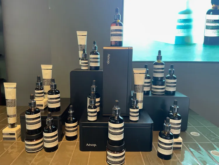至Aesop專櫃或店面會有專業顧問針對不同肌膚問題，推薦保養組合搭配。張家玲攝