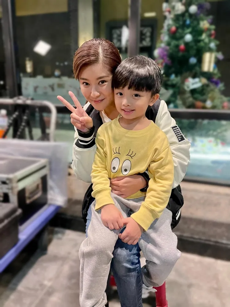 葉家妤（左）與劇中兒子李宇捷私下也相處零距離。翻攝李宇捷臉書