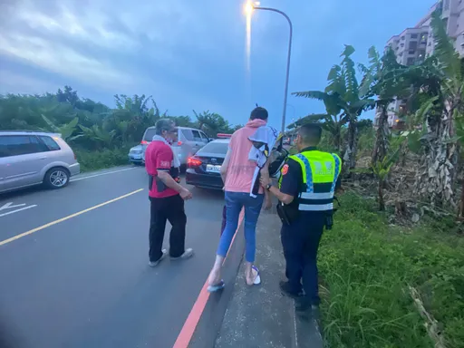 精障男子迷途蹲坐路旁　警民合作查出身分送返家