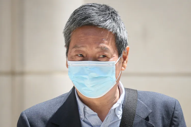 朱永面臨最高10年徒刑；圖為上月31日他離開布魯克林聯邦法院。路透社