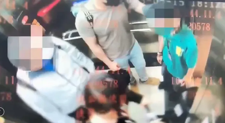 綠衣男(右一)擋住電梯門口妨礙通行，白衣男(左一)出言提醒卻釀衝突。翻攝畫面