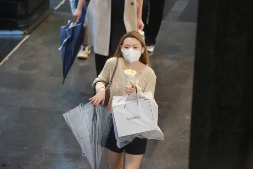 瑪娃餘威！7縣市大雨特報　彰化以南颳10級強風、「這幾區」捲長浪