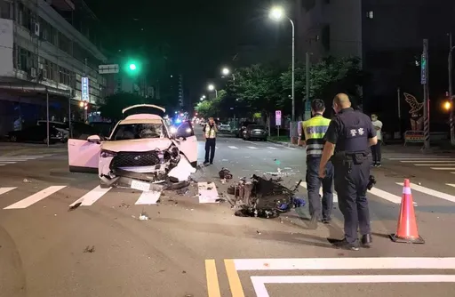 21歲外送員和計程車相撞　機車成碎片！大片血跡濺地送醫不治