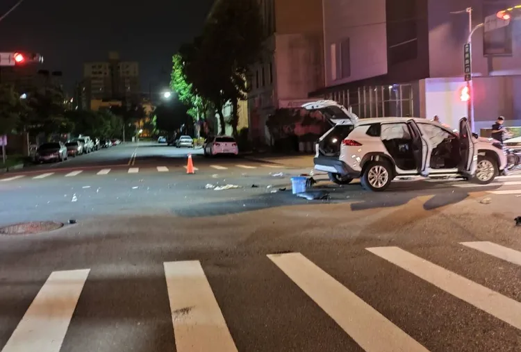 外送機車零件碎片散落一地。民眾提供