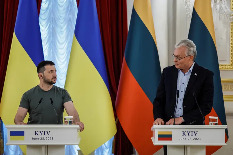 立陶宛總統瑙塞達（右）訪問烏克蘭基輔，與烏克蘭總統澤連斯基會面。路透社