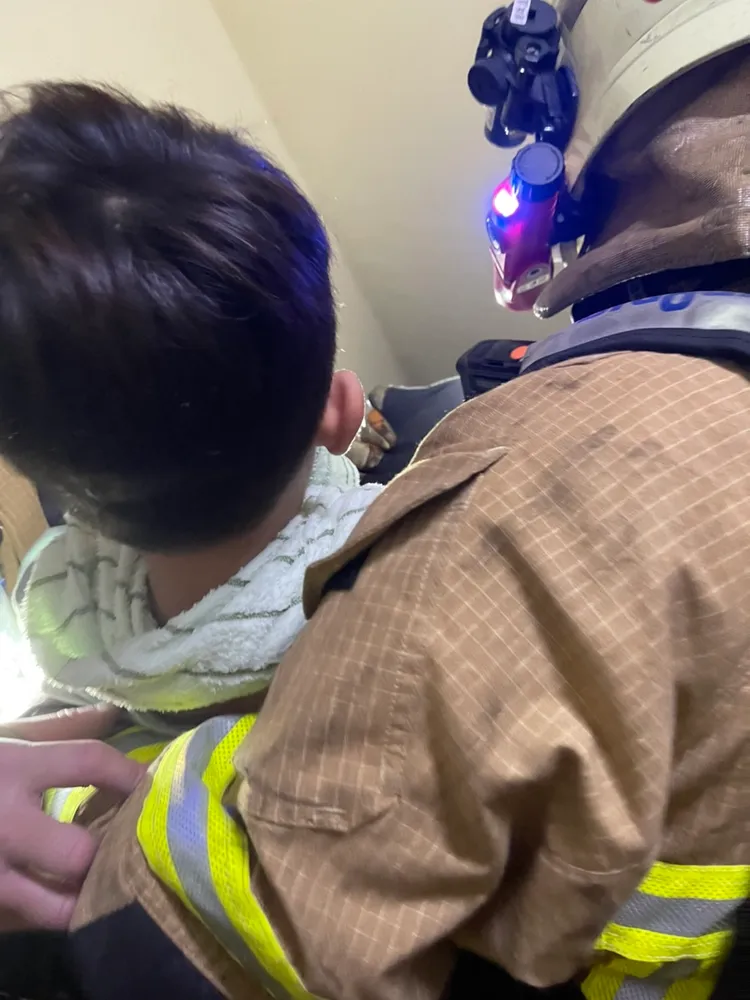 警消救出受困民眾。新竹縣消防局提供