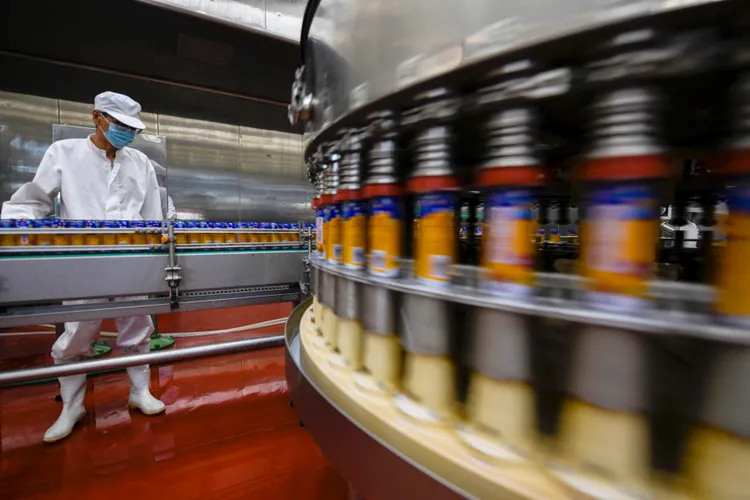 中國河北一間杏仁加工廠。新華社