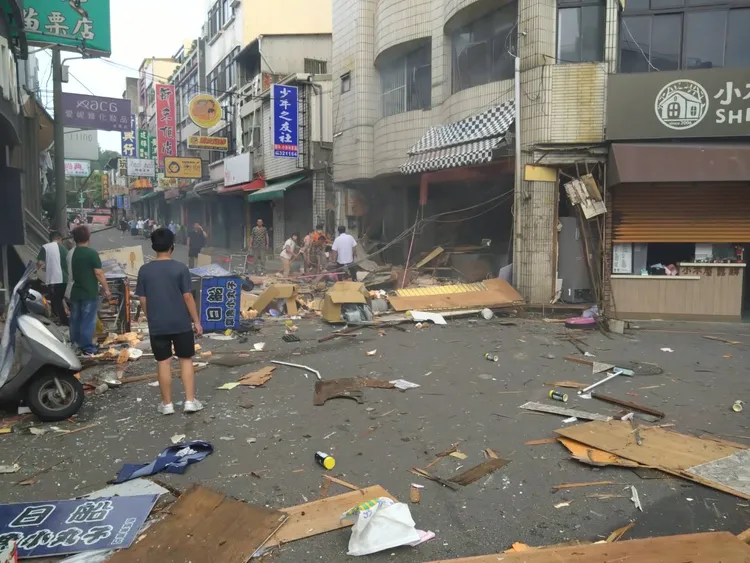氣爆現場位於鬧區，幸未波及到採買民眾。讀者提供