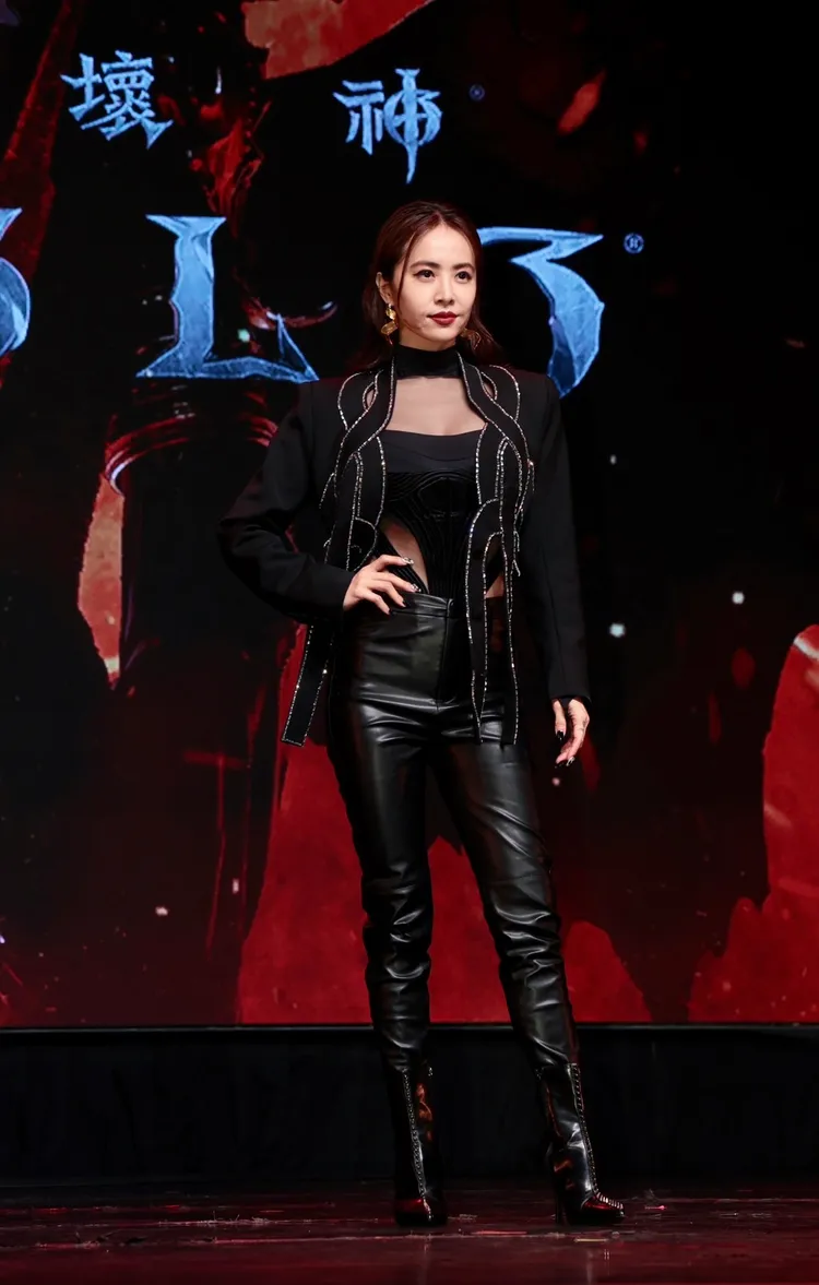 身穿超緊身黑皮褲，蜜翹臀曲線一覽無遺，更小露酥胸，如同性感女特務。彭欣偉攝