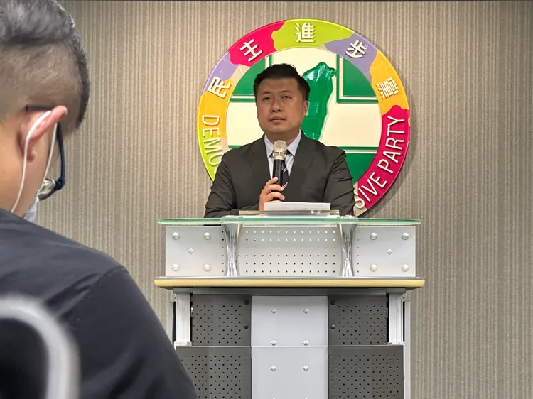 民進黨發言人張志豪轉述黨主席賴清德於中常會中裁示。潘袁詩羽攝