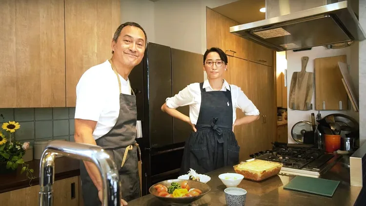 渡邊杏（右）離婚後搬到法國居住，渡邊謙偶爾會出現在她的YouTube影片中。翻攝YouTube