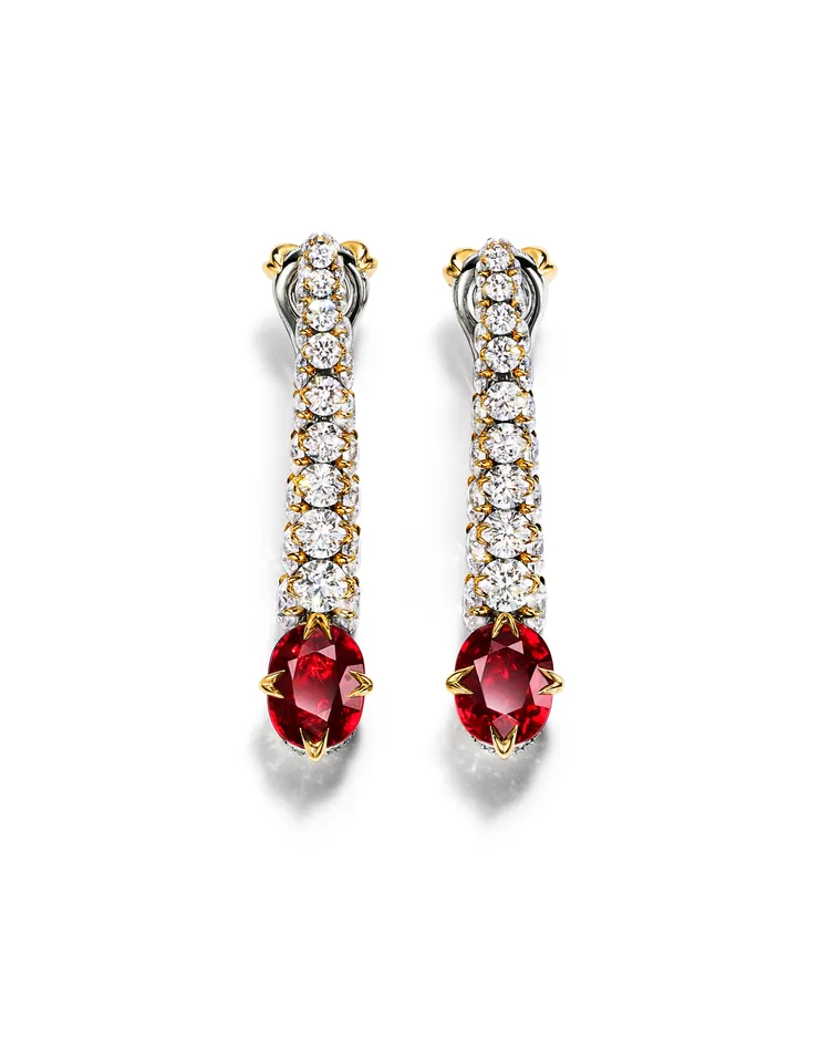 Blue Book幻海秘境系列「星海之景」18K金耳環，鑲嵌紅寶石與鑽石。品牌提供