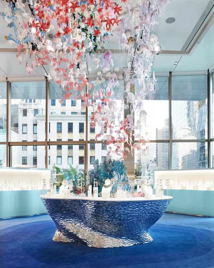 TIFFANY日前於紐約第五大道The Landmark旗艦店中，發表了以「幻海秘境」為題的2023 Blue Book系列高級珠寶。翻攝tiffanyandco IG