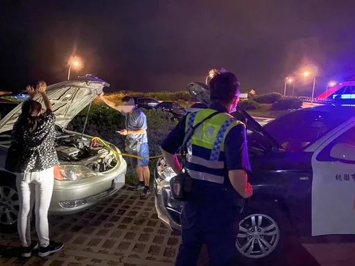 竹圍漁港買漁貨車子這原因拋錨　大園警接電解危
