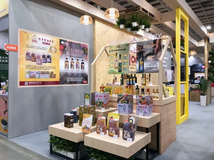 福壽實業為在地老牌製油大廠，全油品系列獲SQF最高等級Level 3認證，除了百年飄香、指名度高的明星產品芝麻油、香油、大豆沙拉油等之外，因應健康趨勢與消費者需求，持續推出多種優質油脂產品。業者提供