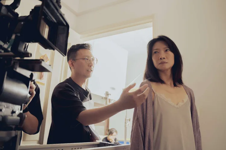 導演林柏瑜（左）、吳奕蓉在片場。高雄市電影館提供