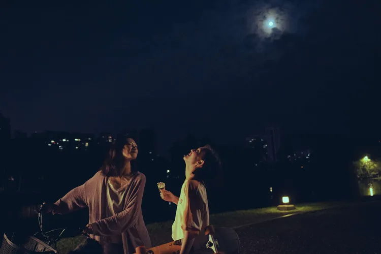 吳奕蓉（左）、戴雅芝私下也積極培養好感情。。高雄市電影館提供